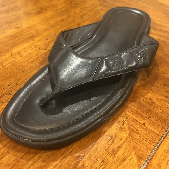 Gucci Leather Flip Flop Sandals - Picture 4 of 9